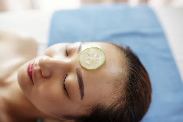 Mulher Asiática Nova Bonita Com Fatia Pepino Testa — Fotografia de Stock