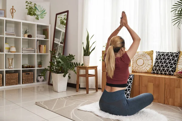 Mujer Con Ropa Cómoda Disfrutando Práctica Yoga Casa Por Mañana —  Fotos de Stock