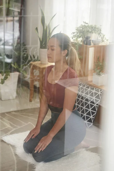 Junge Vietnamesin Praktiziert Morgenmeditation Stress Abzubauen — Stockfoto