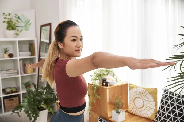 Genç Sevimli Vietnamlı Kadın Evde Yoga Yaparken Savaşçı Pozu Veriyor — Stok fotoğraf