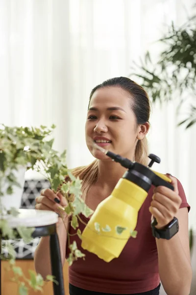 Mooie Jonge Aziatische Vrouw Drenken Plant Haar Kamer — Stockfoto