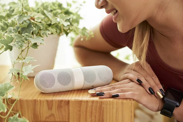 Mujer Joven Feliz Usando Altavoz Portátil Para Encender Música Clásica — Foto de Stock