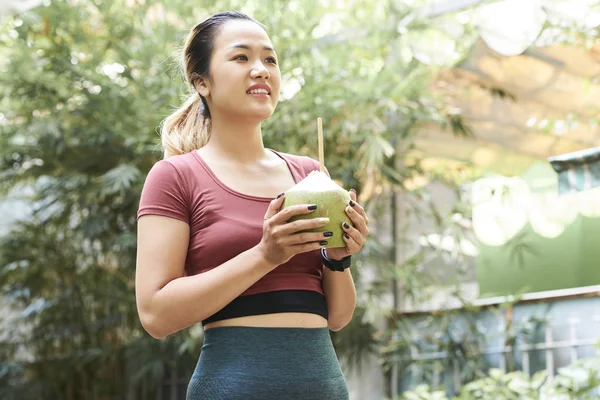 Positivo Giovane Donna Asiatica Cerca Camminare Strada Con Gustoso Cocktail — Foto Stock