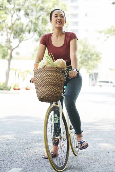 Feliz Joven Asiática Montando Bicicleta Con Cesta Verduras Orgánicas — Foto de Stock