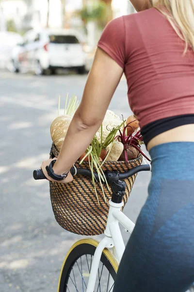 Donna Bicicletta Dopo Shopping Mercato Locale — Foto Stock