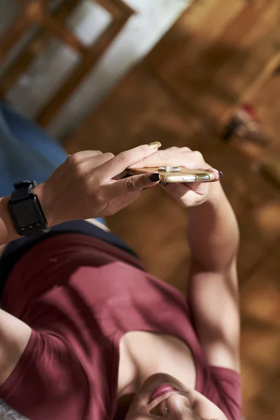 Mujer Joven Con Amigos Mensajes Texto Teléfonos Inteligentes Comprobar Las — Foto de Stock