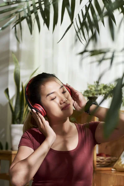 Härlig Söt Ung Asiatisk Kvinna Njuter Musik Och Morgon Strålar — Stockfoto