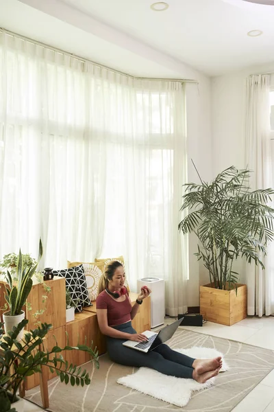 Mujer Freelancer Comiendo Manzana Revisando Mails Laptop — Foto de Stock