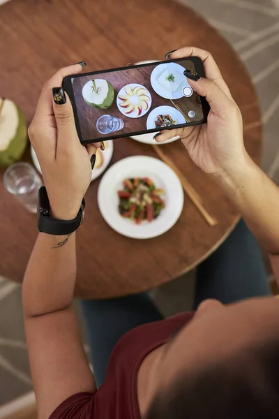 Ung Kvinna Fotograferar Läckra Rätter Hon Äter Till Lunch — Stockfoto