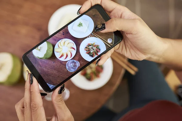 Mains Sur Femme Prenant Des Photos Plats Sur Tablette Café — Photo