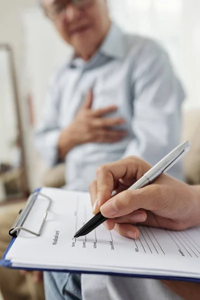 Close Female Doctor Filling Medical Card Her Patient While Complaining — Stock Photo, Image