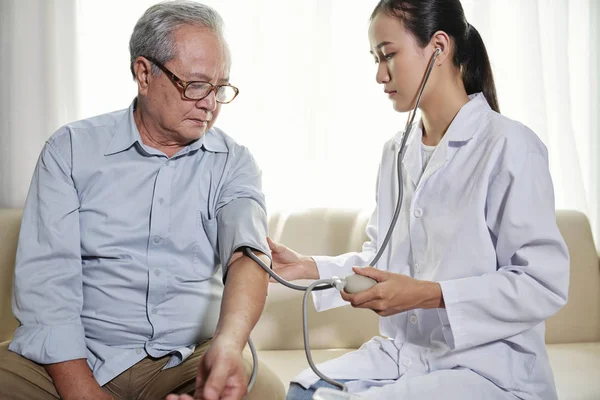 Grave Medico Asiatico Seduto Sul Divano Insieme Suo Paziente Anziano — Foto Stock