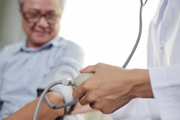 Primer Plano Enfermera Que Controla Condición Del Hombre Mayor Examina — Foto de Stock