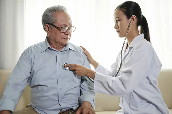 Azjatycki Młody Lekarz Białym Płaszczu Pomocą Stetoskop Aby Słuchać Serca — Zdjęcie stockowe