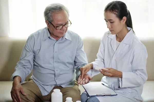 Asiatico Medico Femminile Dando Antibiotico Vitamine Uomo Anziano Spiegando Istruzioni — Foto Stock