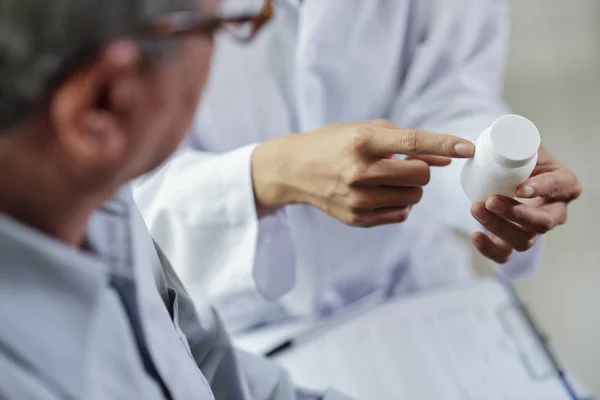 Primer Plano Doctora Recetando Medicamento Hombre Mayor Que Sientan Juntos — Foto de Stock