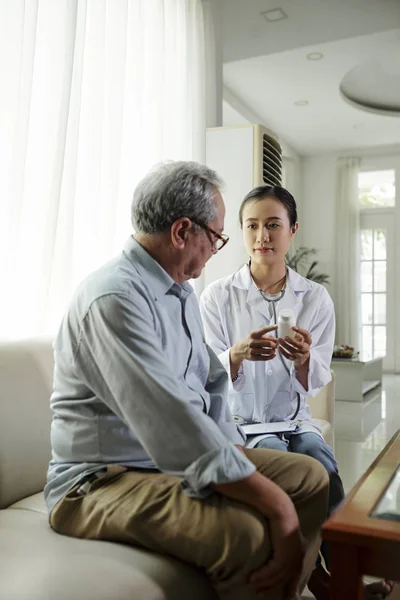 Aziatische Jonge Arts Zittend Bank Met Senior Man Suggereren Goede — Stockfoto