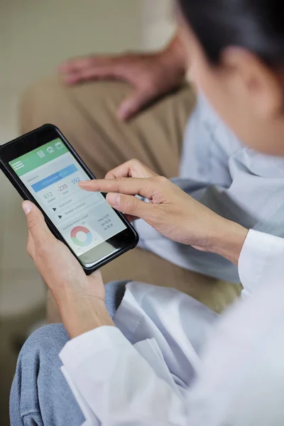 Primer Plano Doctora Sosteniendo Teléfono Móvil Examinando Los Resultados Paciente — Foto de Stock