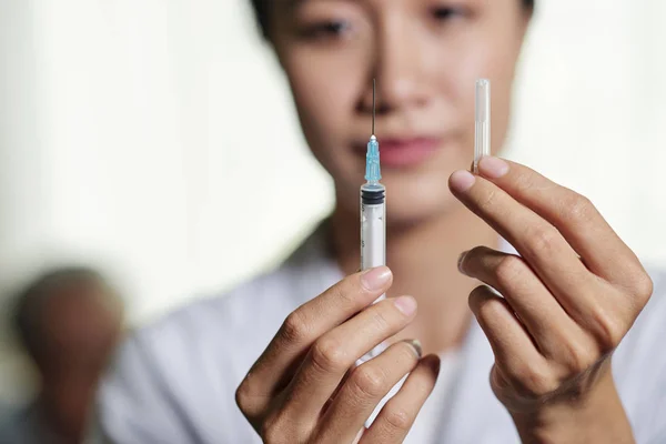 若い女性医師が注射器を開け インフルエンザからワクチンを準備するクローズアップ — ストック写真