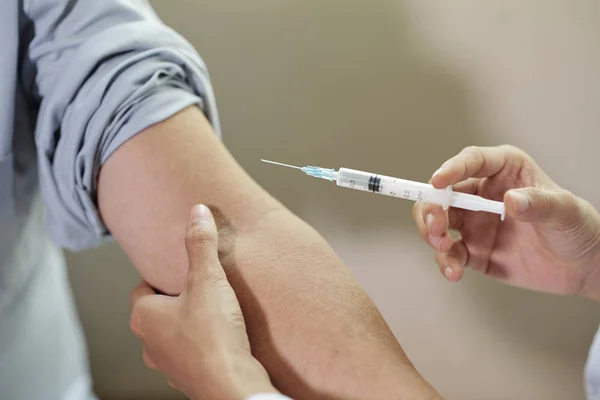 Close Médico Segurando Seringa Vai Fazer Uma Injeção Braço Paciente — Fotografia de Stock