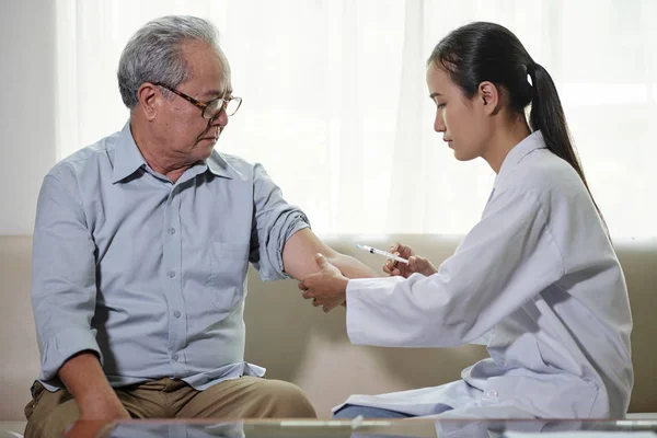 Asiatiska Unga Doktor Vit Päls Sitter Soffan Och Göra Injektion — Stockfoto