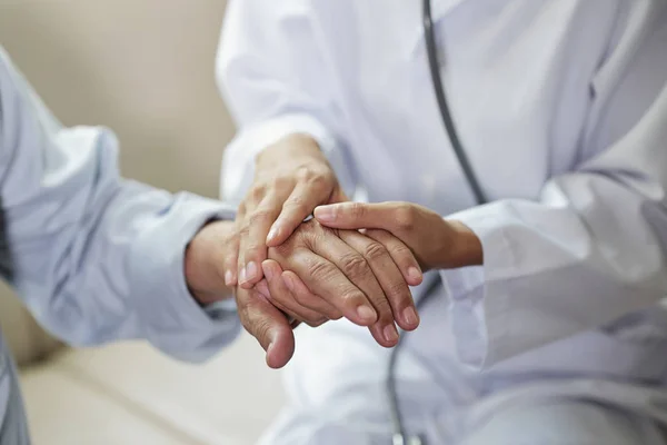 Närbild Kvinnlig Doktor Vit Päls Som Innehar Senior Patientens Hand — Stockfoto