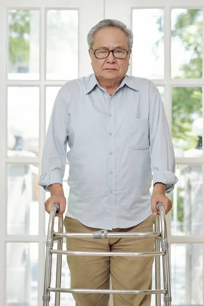 Ritratto Uomo Anziano Con Gli Occhiali Piedi Appoggiato Camminatore Guardando — Foto Stock