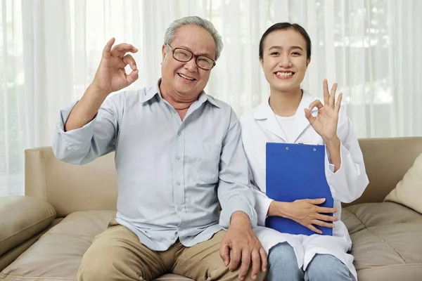 Ritratto Uomo Anziano Seduto Sul Divano Insieme Giovane Medico Asiatico — Foto Stock