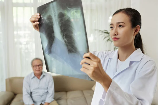 Vážný Asijský Radiologista Který Stojí Rentgenovém Obrazu Plic Zkoumá Vyšším — Stock fotografie