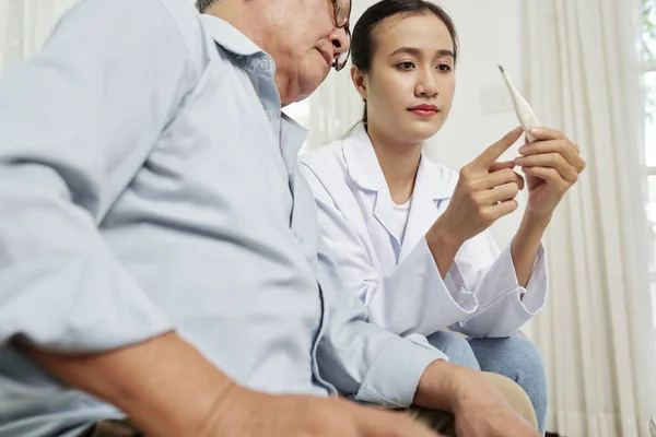 Asiatiska Unga Sjuksköterska Tittar Termometer Och Kommer Att Mäta Temperaturen — Stockfoto