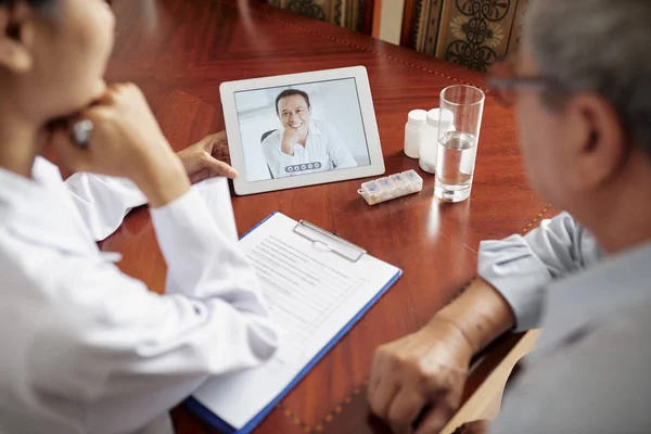 Infermiera Anziano Seduto Tavolo Hanno Conferenza Online Con Medico Tablet — Foto Stock