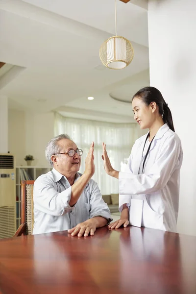 Medico Donna Asiatica Piedi Cappotto Bianco Dando Alto Cinque Uomo — Foto Stock