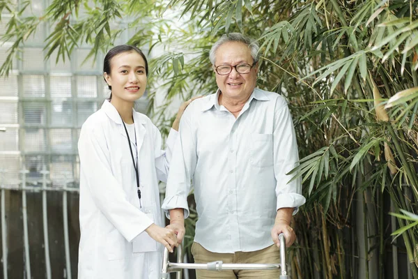 Portrait Vieil Homme Aux Lunettes Debout Avec Marcheur Jeune Infirmière — Photo