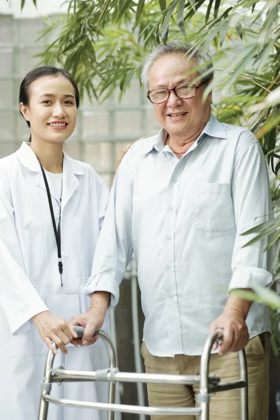 Ritratto Uomo Anziano Con Walker Medico Donna Asiatica Camice Bianco — Foto Stock