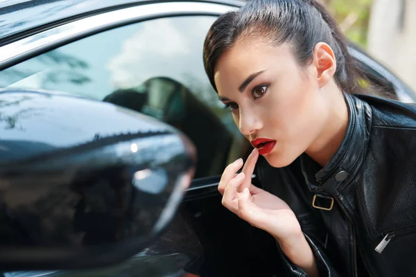 Gorgeous Ung Kvinna Tittar Bilfönstret För Att Kontrollera Smink — Stockfoto
