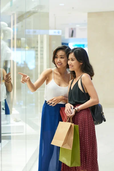 Mujer Bastante Sonriente Mostrando Amigo Ropa Nueva Escaparate — Foto de Stock