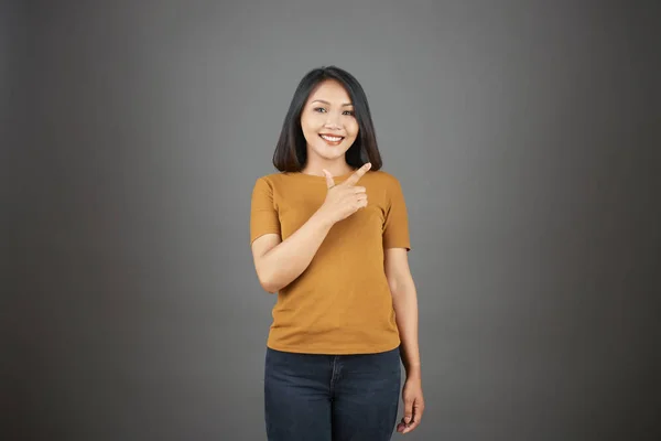 Vrolijke Jonge Aziatische Vrouw Die Gebaar Toont Dat Sommige Landen — Stockfoto