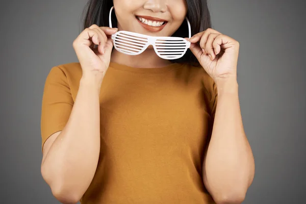 Imagen Recortada Mujer Joven Con Hermosa Sonrisa Dentada Poniéndose Gafas — Foto de Stock
