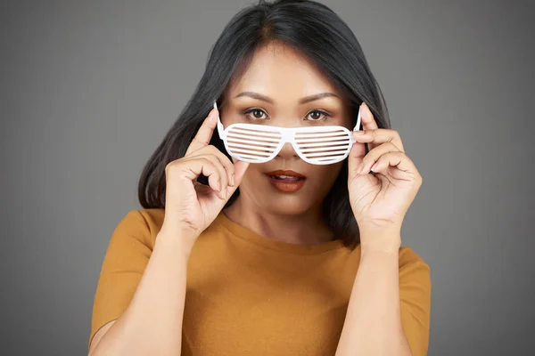 Schöne Junge Asiatische Frau Setzt Weiße Plastikbrille Auf Und Schaut — Stockfoto