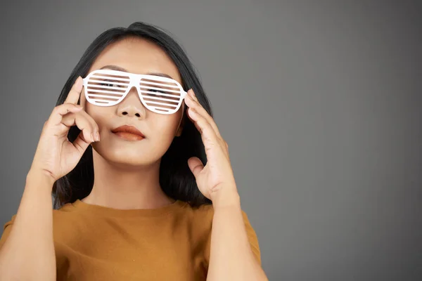 Retrato Una Bonita Adolescente Asiática Con Gafas Obturador Plástico Blanco — Foto de Stock