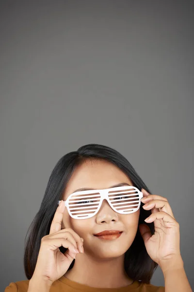 Preciosa Joven Sonriente Mujer Gafas Obturador Posando Sobre Fondo Gris — Foto de Stock