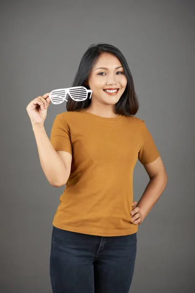 Портрет Молодой Красивой Вьетнамской Женщины Позирующей Белых Пластиковых Очках Смотрящей — стоковое фото