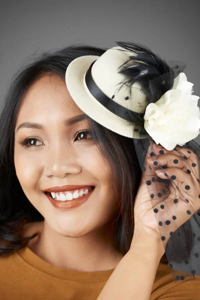 Hermosa Joven Vietnamita Sonriente Usando Pequeño Sombrero Blanco Con Velo — Foto de Stock