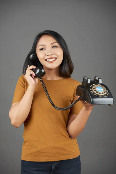 Портрет Веселой Молодой Азиатки Разговаривающей Ретро Беспроводному Телефону Изолированной Сером — стоковое фото