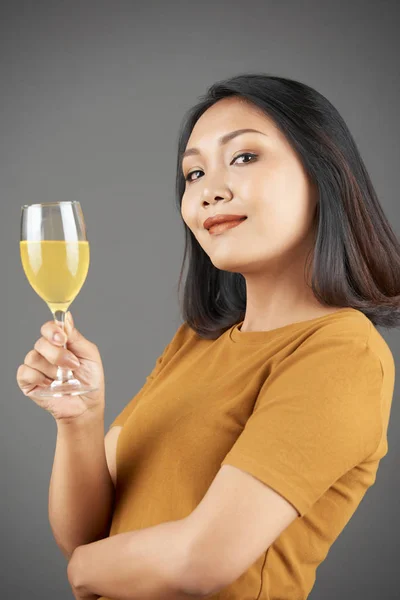 Bastante Sonriente Joven Vietnamita Mujer Disfrutando Del Sabor Fresco Delicioso —  Fotos de Stock