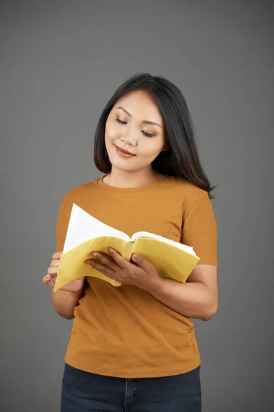 Porträtt Ganska Leende Ung Vietnamesisk Kvinna Läsa Intressant Bok — Stockfoto