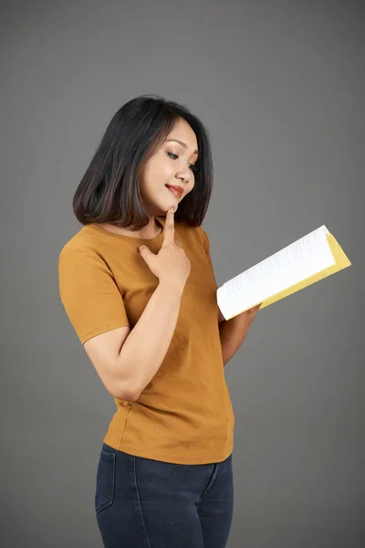 Позитивная Любопытная Молодая Женщина Читает Интересную Статью Книге — стоковое фото
