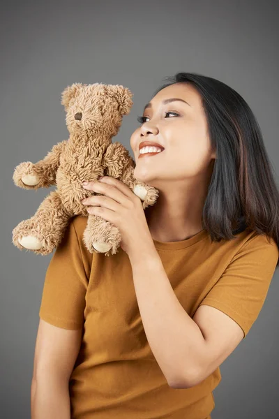 Muito Positivo Jovem Vietnamita Com Ursinho Sentado Ombro — Fotografia de Stock