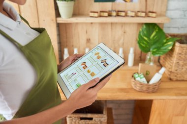 farklı kozmetik duş sabunları ile yeşil önlük tutan katalog kadın kırpılmış görüntü