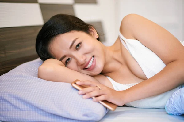 Portrait Asian Young Woman Lying Bed Mobile Phone Smiling Camera — Stock Photo, Image